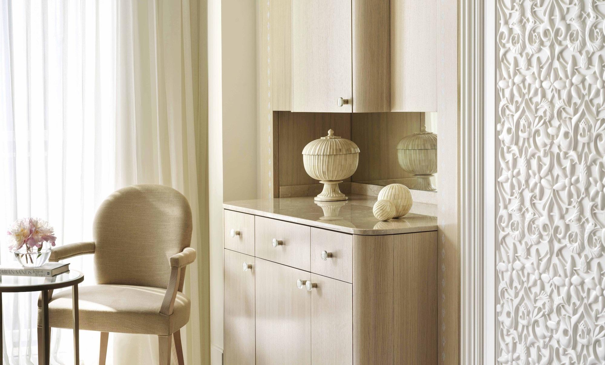 Four Seasons Hotel Doha Eksteriør billede A modern sideboard