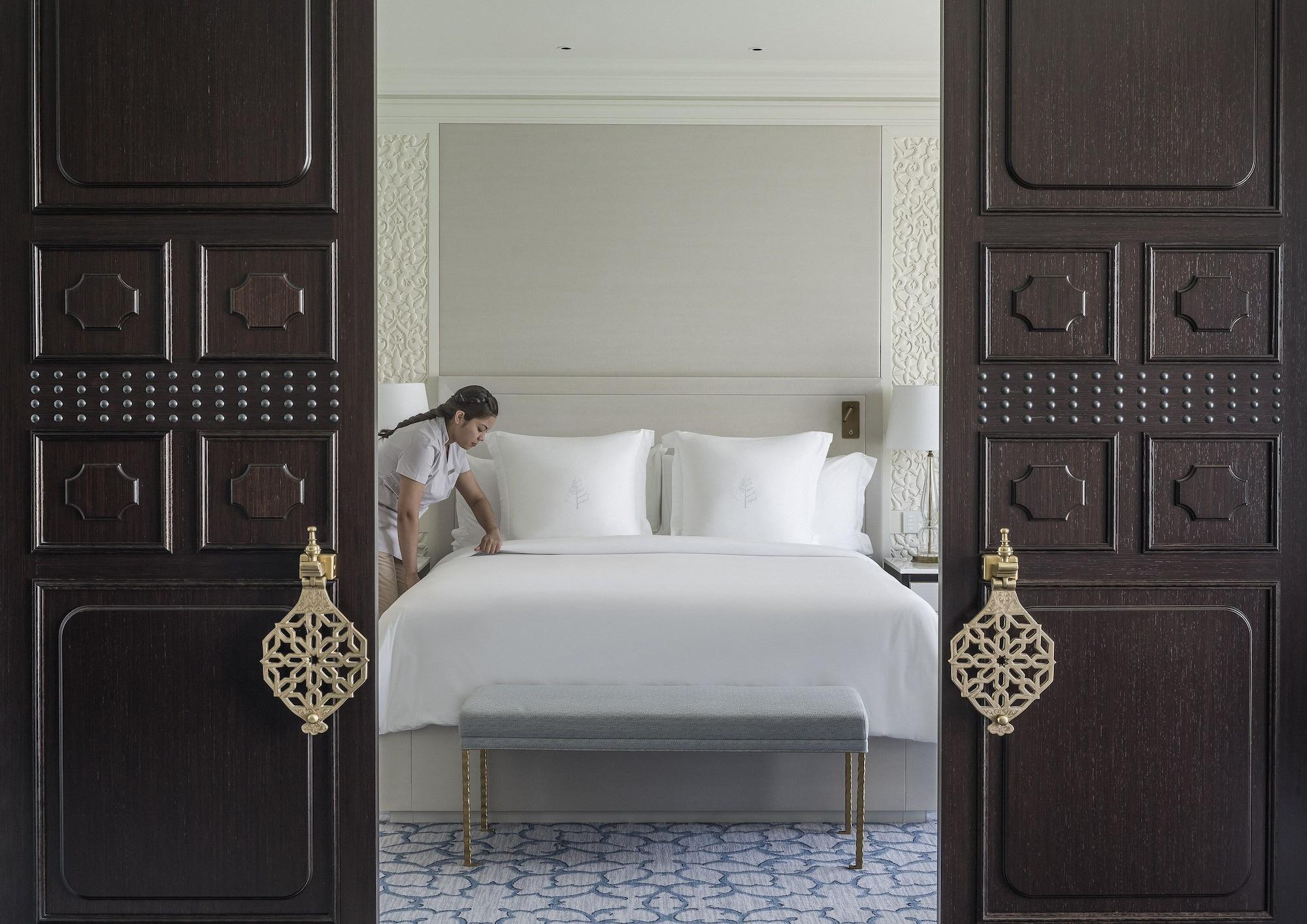 Four Seasons Hotel Doha Eksteriør billede A guest room at the hotel