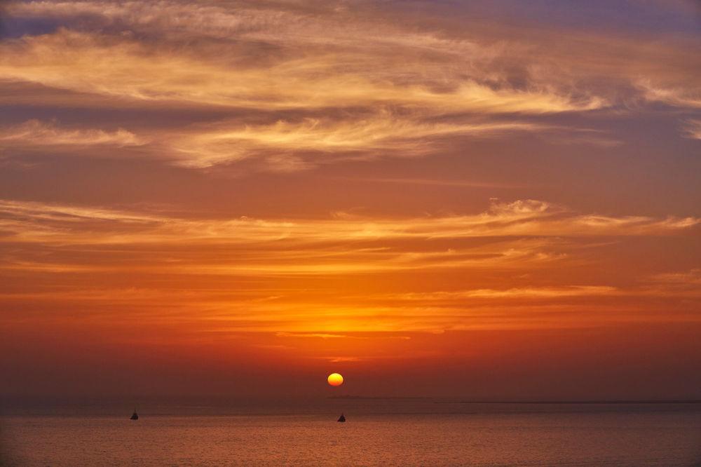 Four Seasons Hotel Doha Eksteriør billede Sunset over the Gulf of Naples