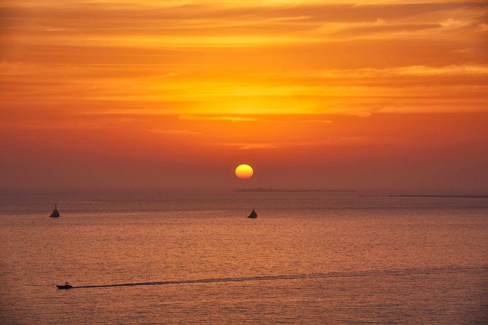 Four Seasons Hotel Doha Eksteriør billede Sunset over the Gulf of Naples