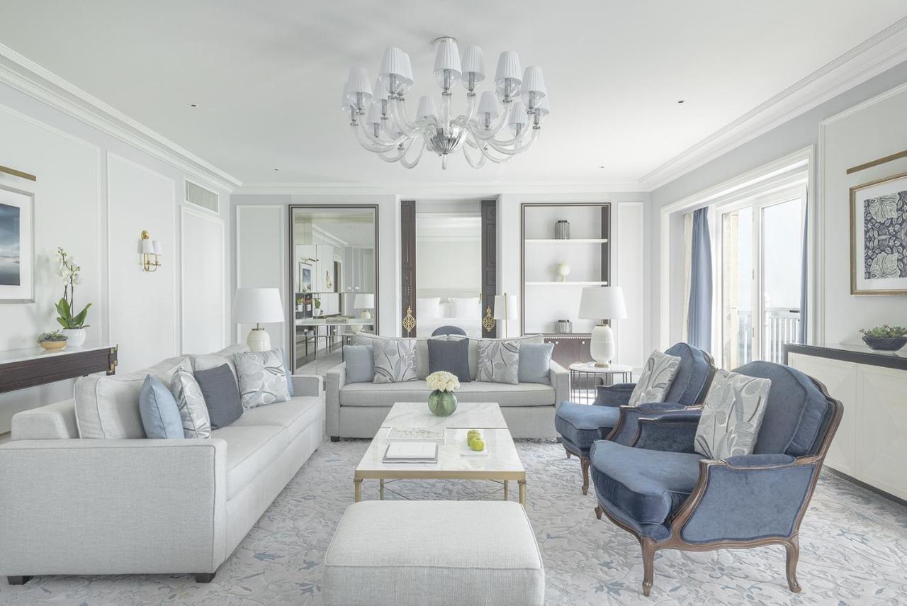 Four Seasons Hotel Doha Eksteriør billede The living room of a suite at The Ritz-Carlton, Paris