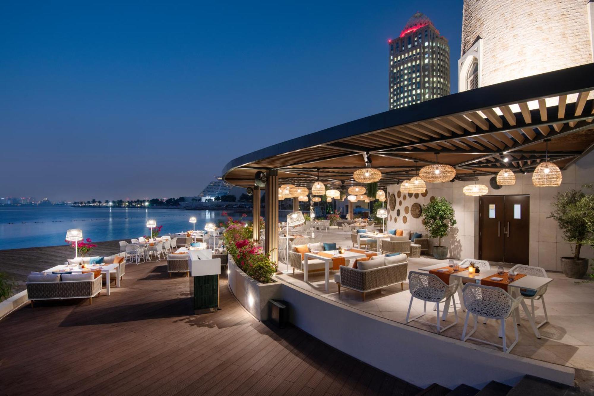 Four Seasons Hotel Doha Eksteriør billede The Deck