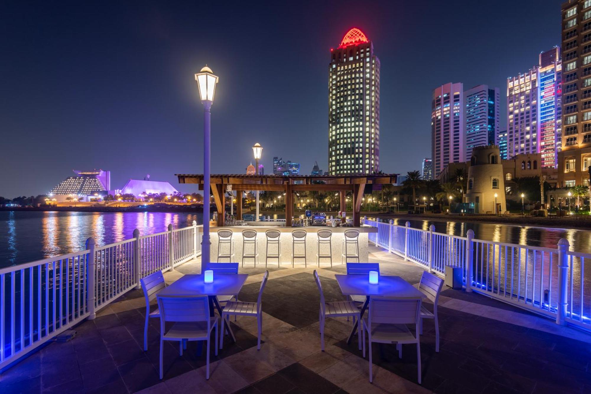Four Seasons Hotel Doha Eksteriør billede The Portside Pier at night
