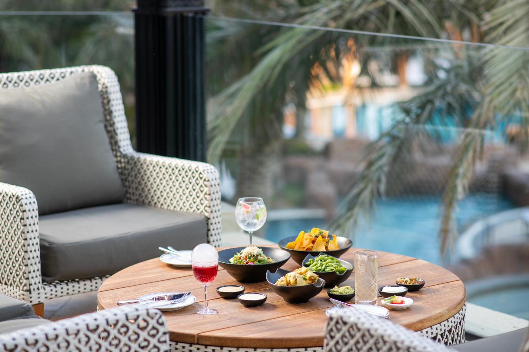 Four Seasons Hotel Doha Eksteriør billede The Pool Bar