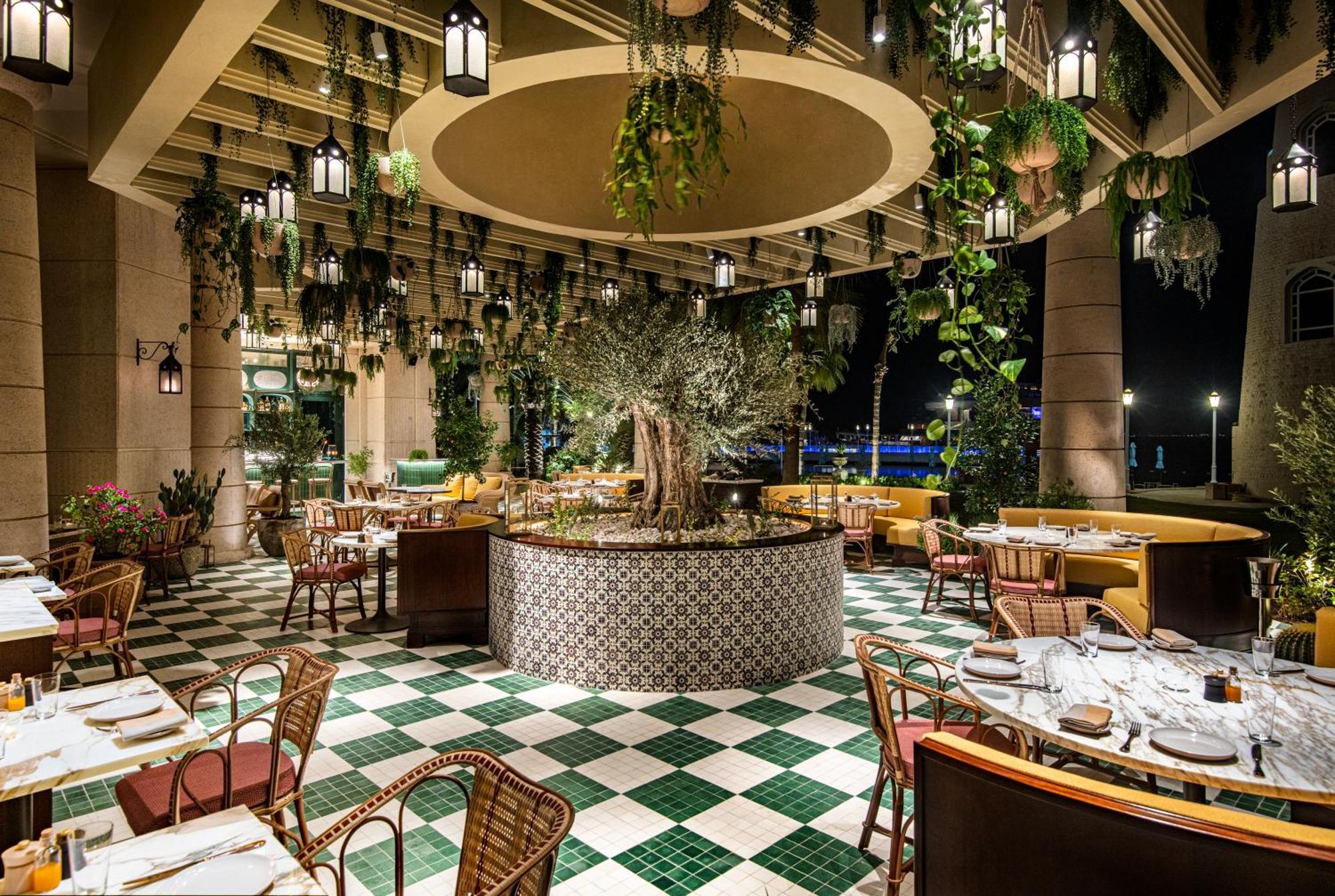 Four Seasons Hotel Doha Eksteriør billede The restaurant's interior
