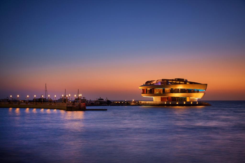 Four Seasons Hotel Doha Eksteriør billede The casino at night