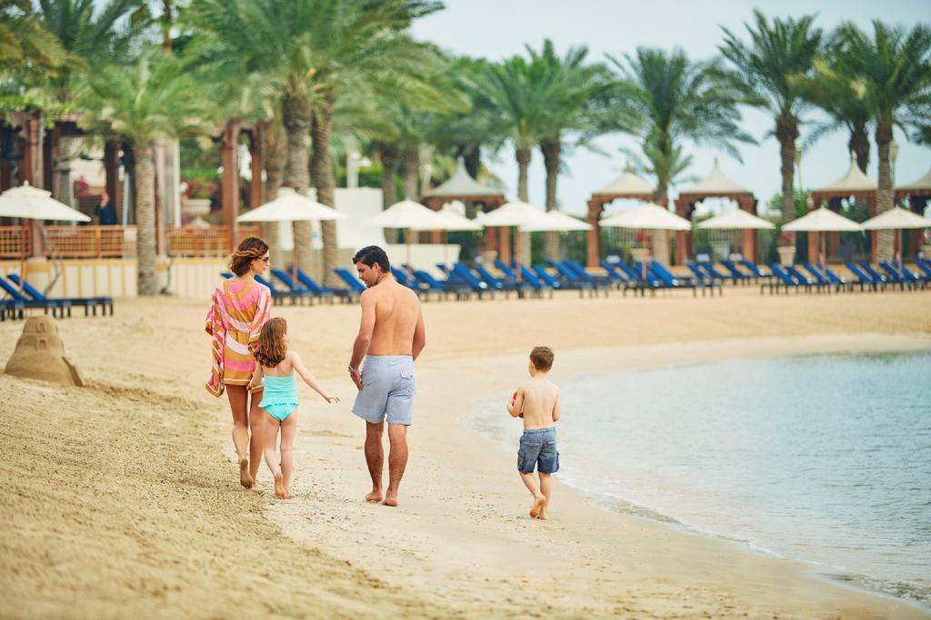 Four Seasons Hotel Doha Eksteriør billede Family on the beach at Jumeirah Beach Hotel