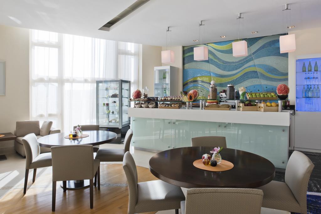 Four Seasons Hotel Doha Eksteriør billede The Club Lounge at the airport